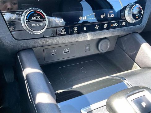 Used 2024 Mitsubishi Outlander SE AWD/4WD image 16