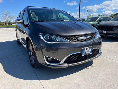 Used 2018 Chrysler Pacifica Limited w/ Tire & Wheel Group FWD image 2