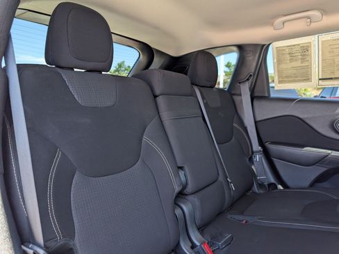 Used 2017 Jeep Cherokee Latitude w/ Safety/Convenience Group AWD/4WD image 26
