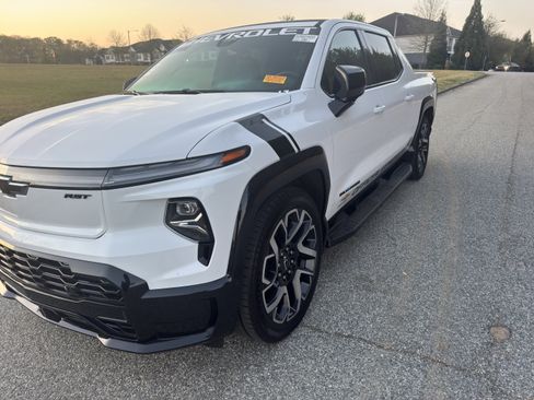 Used 2025 Chevrolet Silverado EV RST image 5