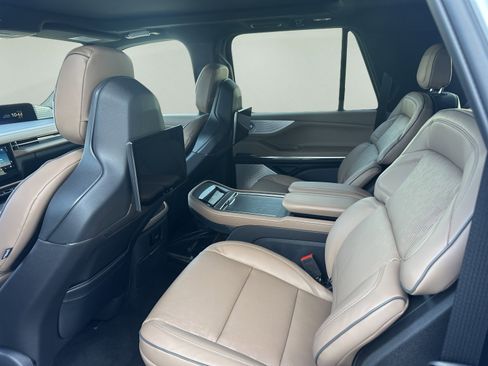 New 2026 Lincoln Navigator L Black Label AWD/4WD image 11
