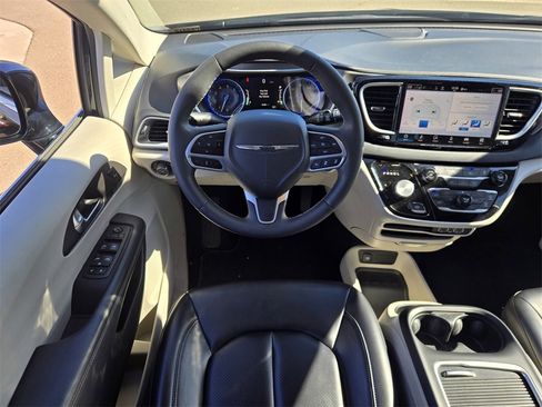 Used 2024 Chrysler Pacifica Touring-L image 12