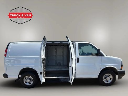 Used 2018 Chevrolet Express 3500 w/ Driver Convenience Package RWD image 35