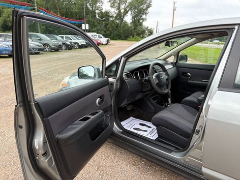 Used 2007 Nissan Versa Hatchback FWD image 8