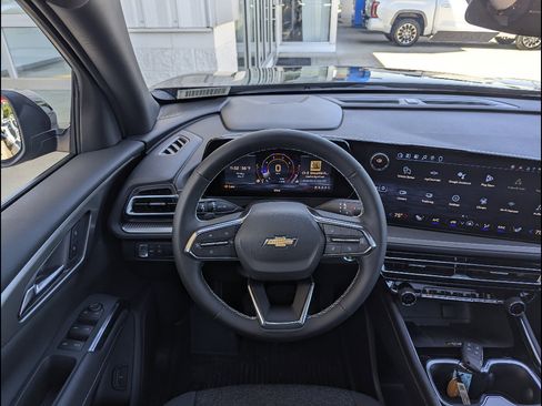 New 2026 Chevrolet Traverse LT w/ Sun and Wheel Package FWD image 3