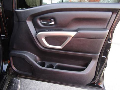 Used 2018 Nissan Titan SV image 27