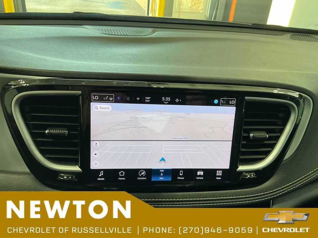 Used 2025 Chrysler Pacifica Limited FWD image 8