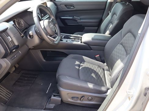 Used 2024 Nissan Pathfinder SV FWD image 16