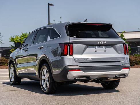 Used 2024 Kia Sorento LX FWD image 5