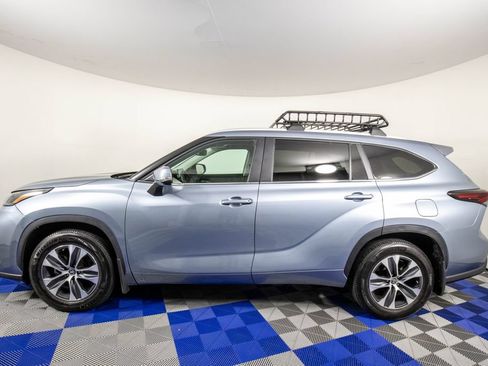 Used 2024 Toyota Highlander XLE FWD image 7