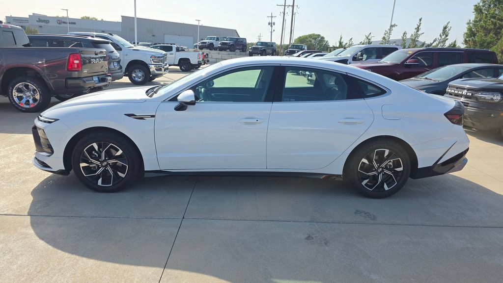 Used 2025 Hyundai Sonata SEL FWD image 2