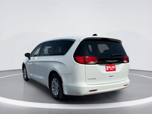 Used 2022 Chrysler Voyager LX FWD image 6