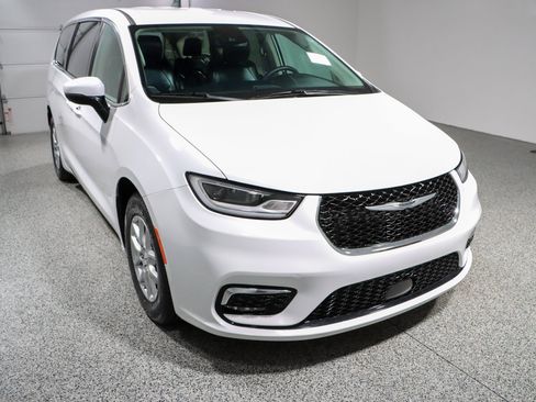 Used 2023 Chrysler Pacifica Touring-L FWD image 5