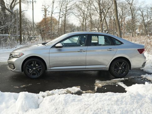 Used 2022 Volkswagen Jetta SE w/ Panoramic Sunroof Package image 10