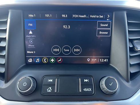 Used 2023 GMC Acadia SLE image 17