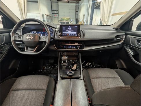 Used 2025 Nissan Rogue SV AWD/4WD image 9