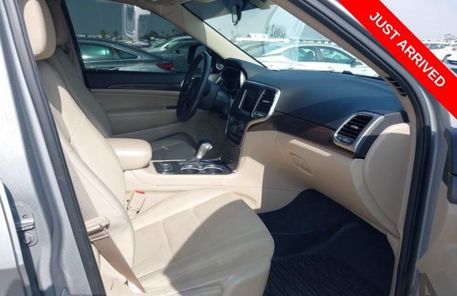 Used 2018 Jeep Grand Cherokee Laredo AWD/4WD image 5