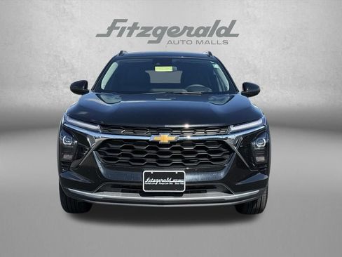Used 2025 Chevrolet Trax LT FWD image 3