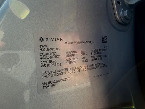 Used 2025 Rivian R1S Adventure Dual AWD/4WD image 32