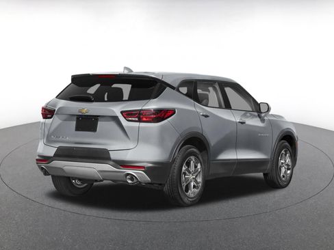 Used 2025 Chevrolet Blazer LT FWD image 2