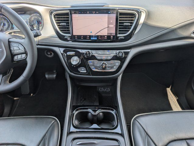 Used 2025 Chrysler Pacifica Limited FWD image 7