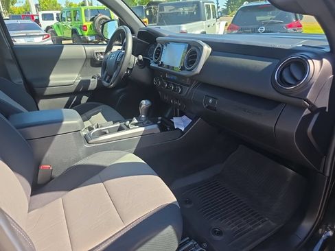 Used 2022 Toyota Tacoma TRD Sport AWD/4WD image 10