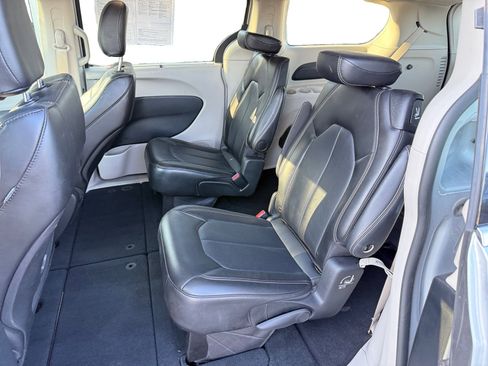 Used 2024 Chrysler Pacifica Touring-L image 16