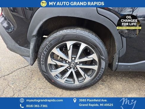 Used 2024 Toyota Corolla Cross XLE w/ Convenience Package image 39