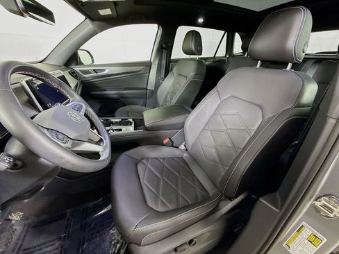 Used 2024 Volkswagen Atlas Cross Sport SE w/ Panoramic Sunroof Package image 5