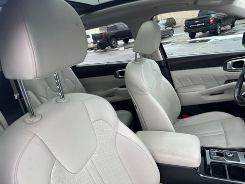 Used 2023 Kia Sorento SX Prestige w/ Panoramic Sunroof Package image 9