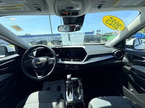 Used 2025 Chevrolet Trax LT FWD image 29