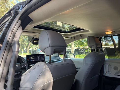 Used 2025 Toyota Sienna XLE FWD image 30
