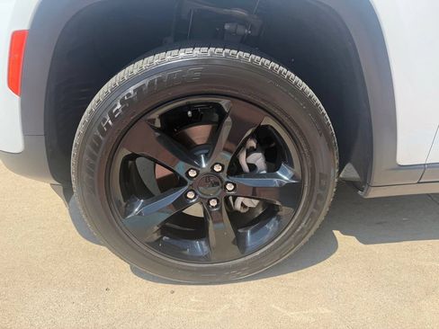 Used 2023 Jeep Grand Cherokee Altitude AWD/4WD image 7