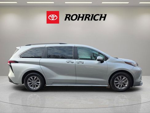 Used 2022 Toyota Sienna XLE image 4