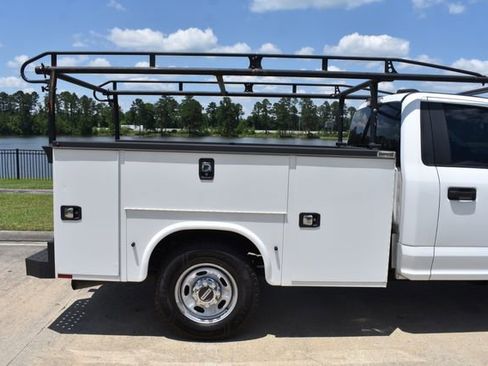 Used 2022 Ford F250 XL w/ Power Equipment Group RWD image 4