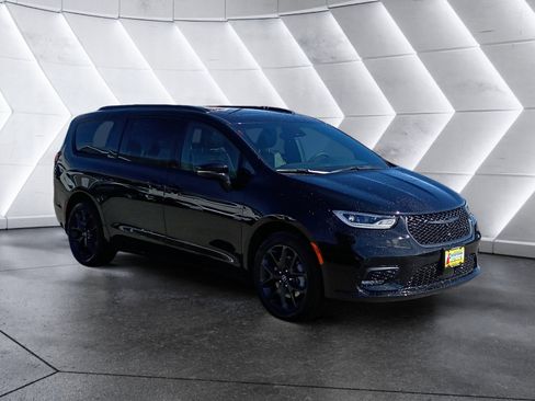 New 2026 Chrysler Pacifica Limited image 8