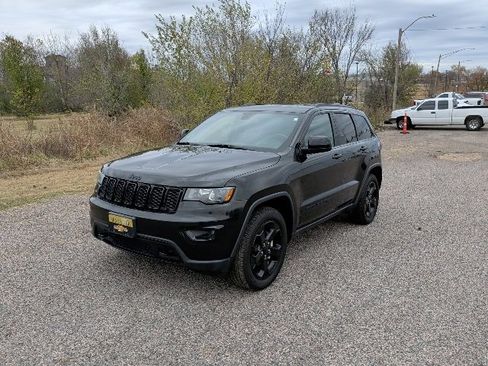 Used 2019 Jeep Grand Cherokee Laredo image 1