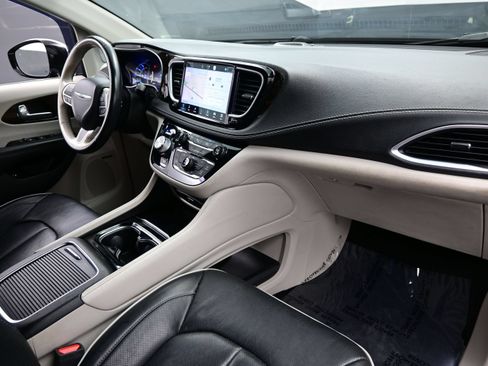 Used 2021 Chrysler Pacifica Limited w/ Uconnect Theater Family Group FWD image 15