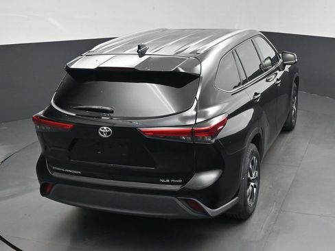 Used 2021 Toyota Highlander XLE AWD/4WD image 25