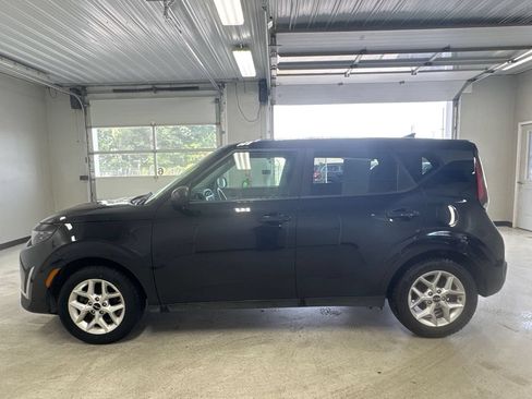 Used 2023 Kia Soul LX w/ LX Technology Package FWD image 3