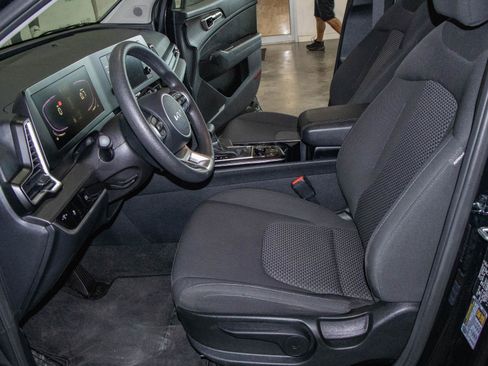 Used 2025 Kia Sportage LX image 7