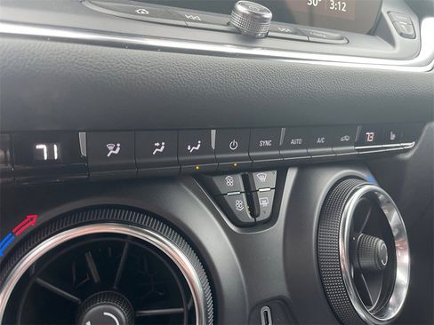 Used 2025 Chevrolet Blazer LT w/ Convenience Package image 29