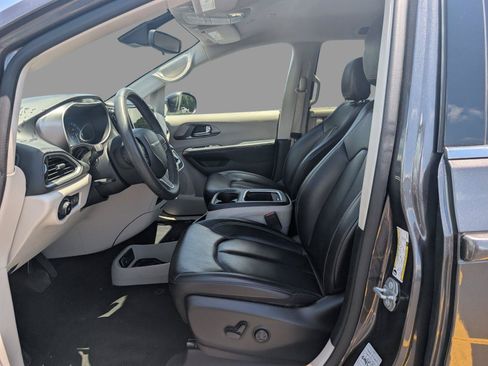 Used 2023 Chrysler Pacifica Touring-L FWD image 12