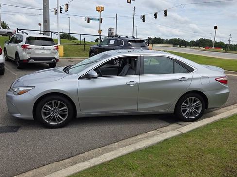 Used 2017 Toyota Camry SE w/ Moonroof Package FWD image 4