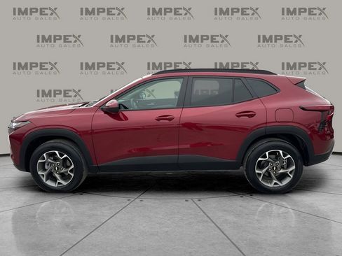 Used 2025 Chevrolet Trax LT w/ LT Convenience Package image 2