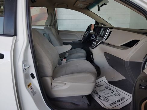 Used 2017 Toyota Sienna L FWD image 12