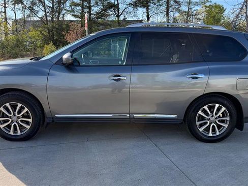 Used 2015 Nissan Pathfinder SL w/ SL Premium Package image 2