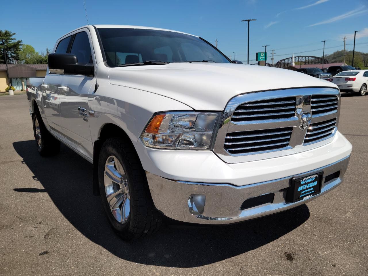 Used 2019 RAM 1500 Classic SLT w/ SLT Plus D←cor Group AWD/4WD image 3