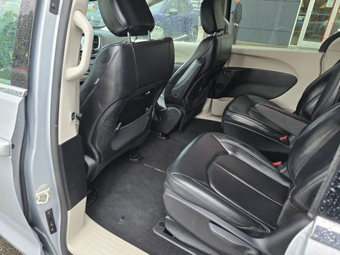 Used 2023 Chrysler Pacifica Touring-L FWD image 12
