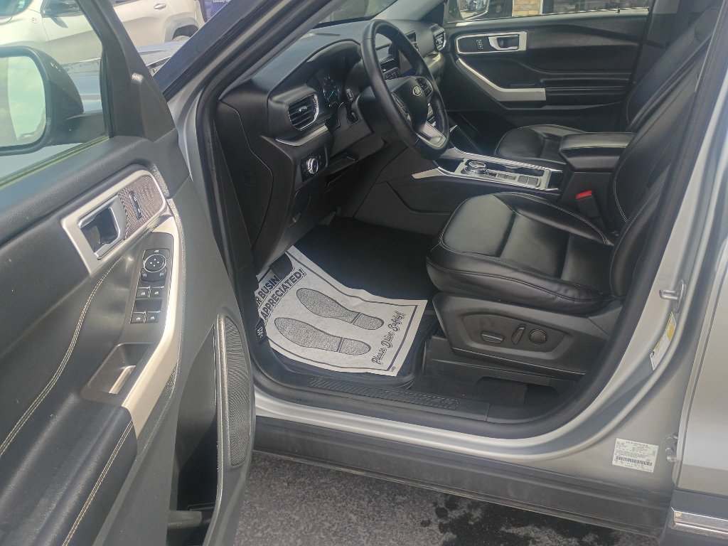 Used 2023 Ford Explorer XLT w/ Equipment Group 202A RWD image 11